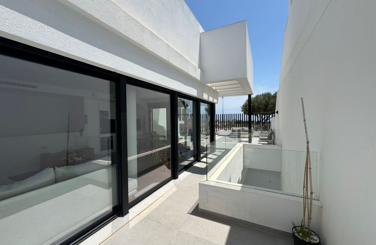 Chalet de 4 habitaciones en Guardamar del Segura en venta con piscina garaje - 570.000 € (Ref: 10160331)