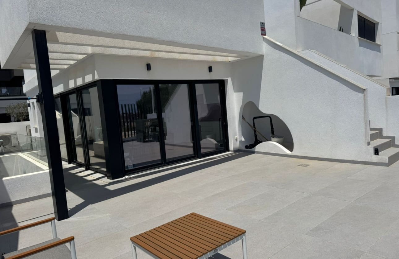 Chalet de 4 habitaciones en Guardamar del Segura en venta con piscina garaje - 570.000 € (Ref: 10160331)