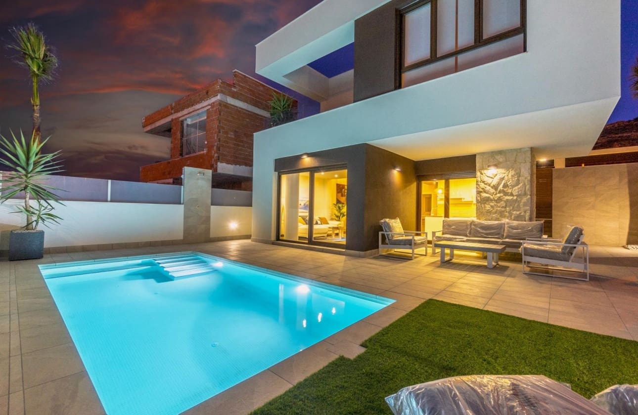 3 soveværelse Villa til salg i Ciudad Quesada med swimmingpool - € 649.000 (Ref: 9461448)