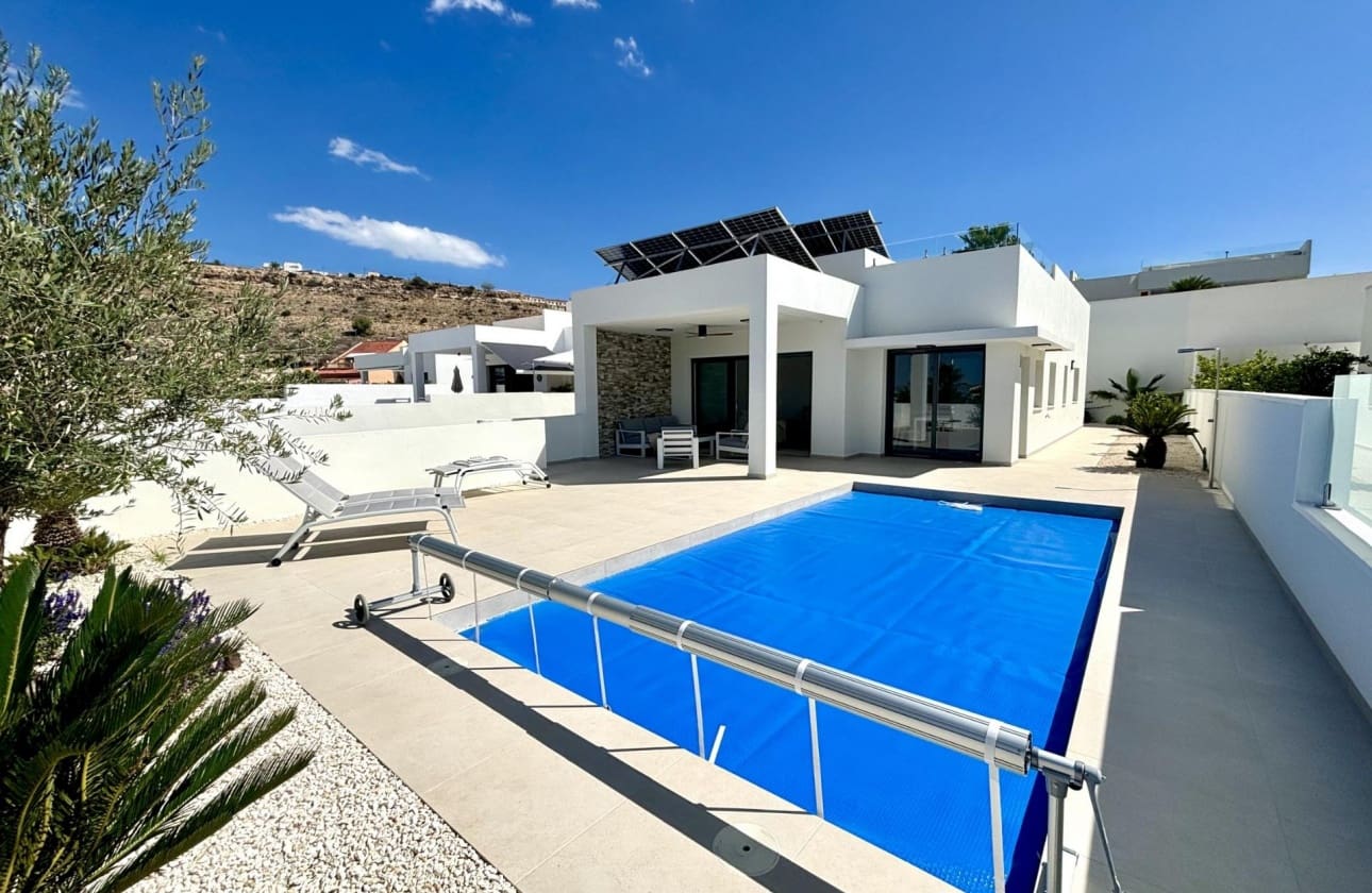 3 bedroom Villa for sale in Rojales with pool - € 479,000 (Ref: 9461577)