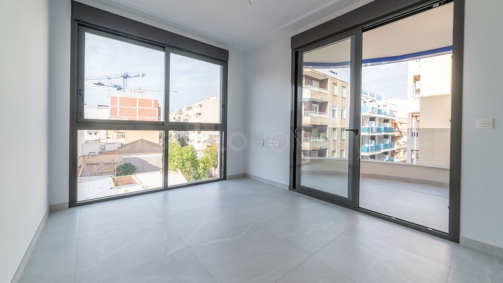 Apartamento de 2 habitaciones en Torrevieja en venta - 319.000 € (Ref: 9461765)