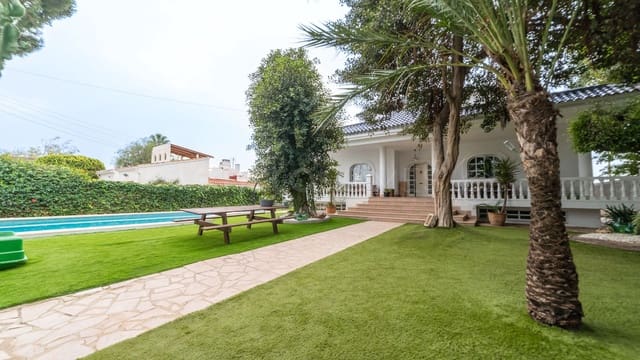 4 quarto Moradia para venda em El Chaparral - La Siesta - La Torreta, Torrevieja com piscina garagem - 890 000 € (Ref: 9461768)