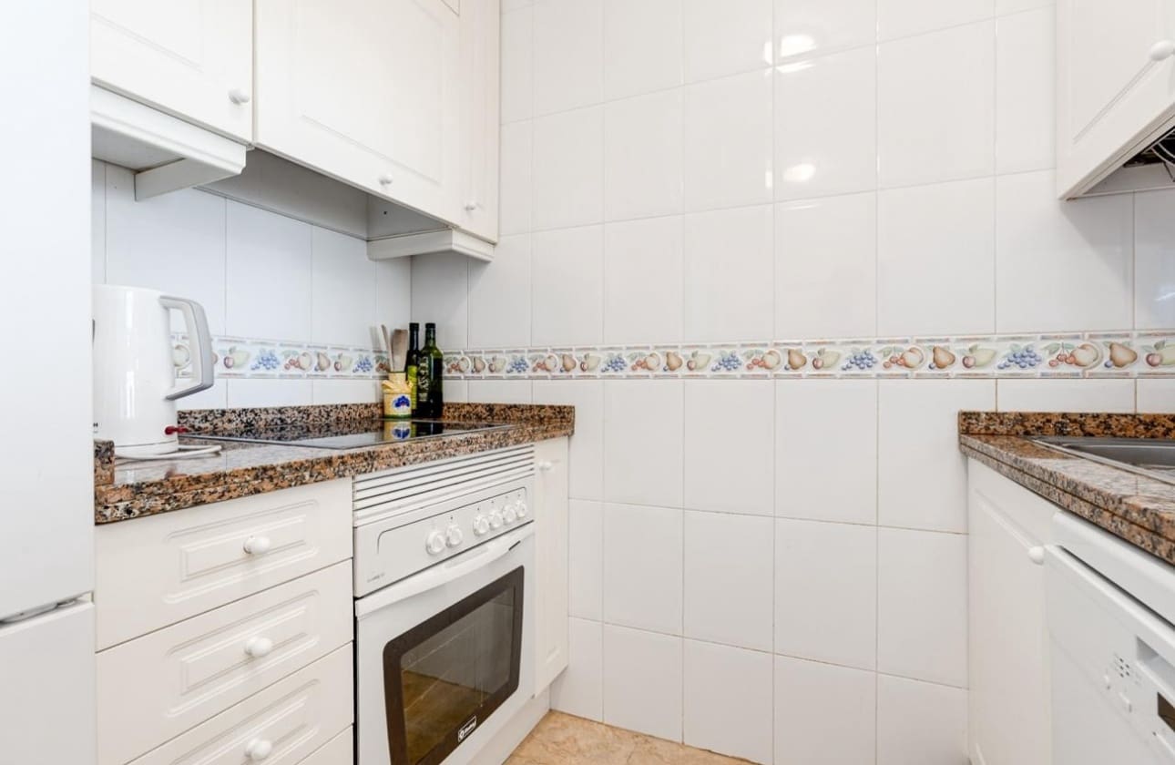 2 slaapkamer Appartement te koop in Torrevieja met zwembad - € 181.500 (Ref: 9525933)