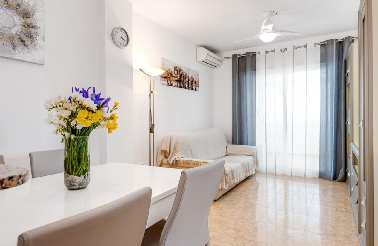 2 slaapkamer Appartement te koop in Torrevieja met zwembad - € 181.500 (Ref: 9525933)