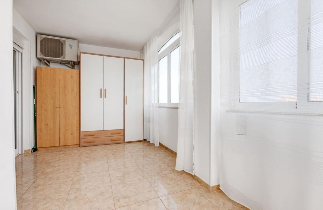 2 slaapkamer Appartement te koop in Torrevieja met zwembad - € 181.500 (Ref: 9525933)