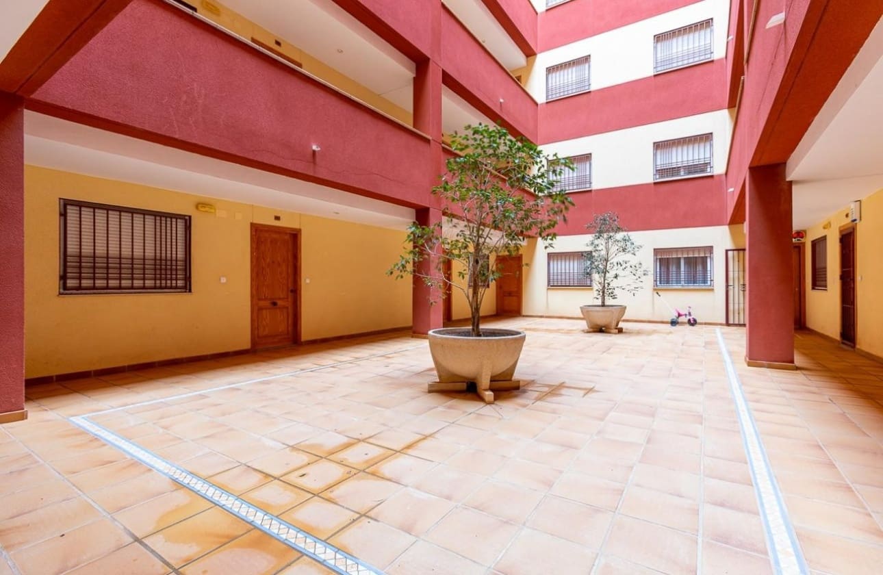 2 slaapkamer Appartement te koop in Torrevieja met zwembad - € 181.500 (Ref: 9525933)