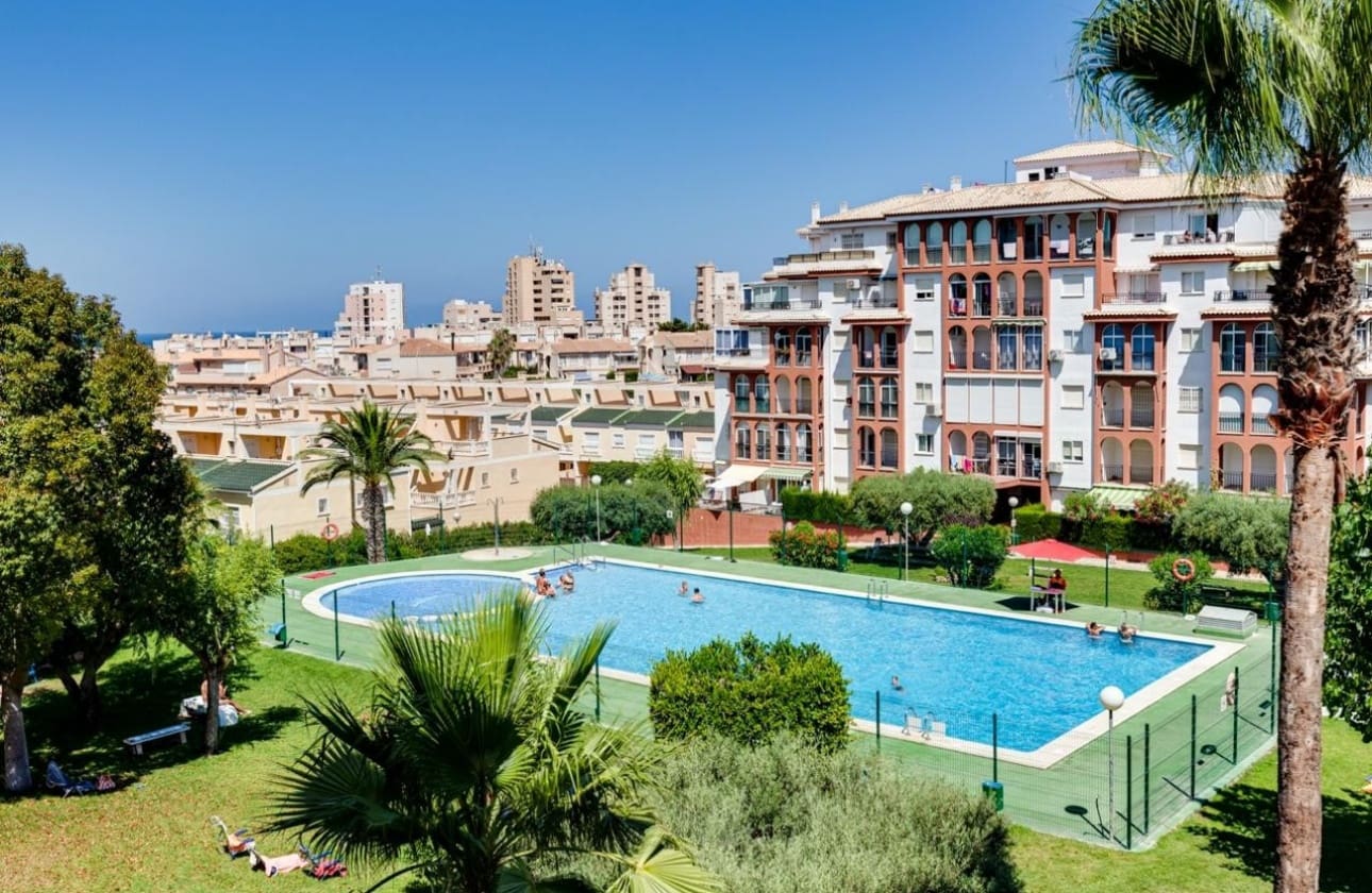 2 slaapkamer Appartement te koop in Torrevieja met zwembad - € 181.500 (Ref: 9525933)