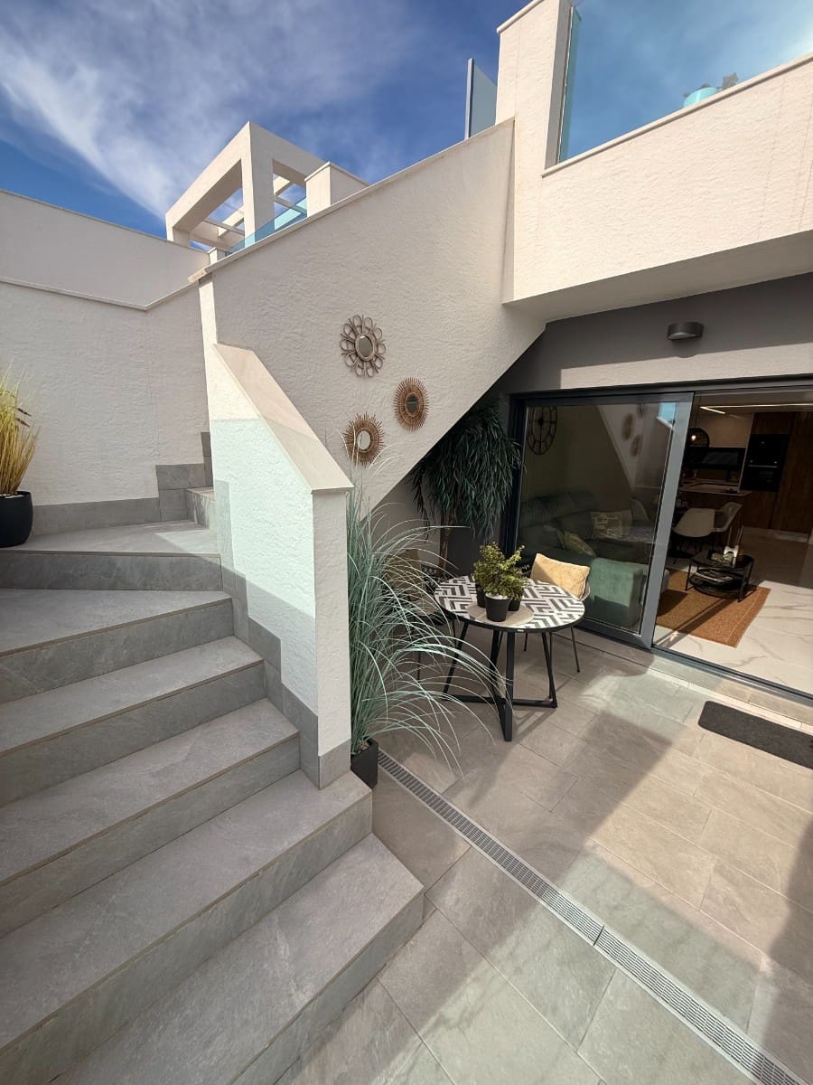 Ático de 2 habitaciones en Guardamar del Segura en venta - 289.000 € (Ref: 9526966)