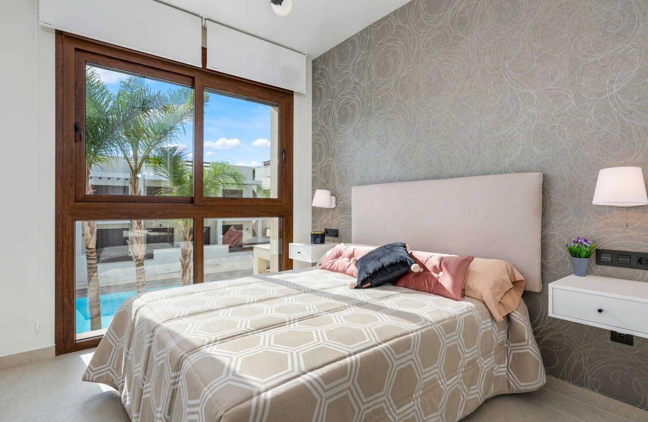 2 bedroom Bungalow for sale in Torrevieja with pool - € 285,000 (Ref: 9529513)