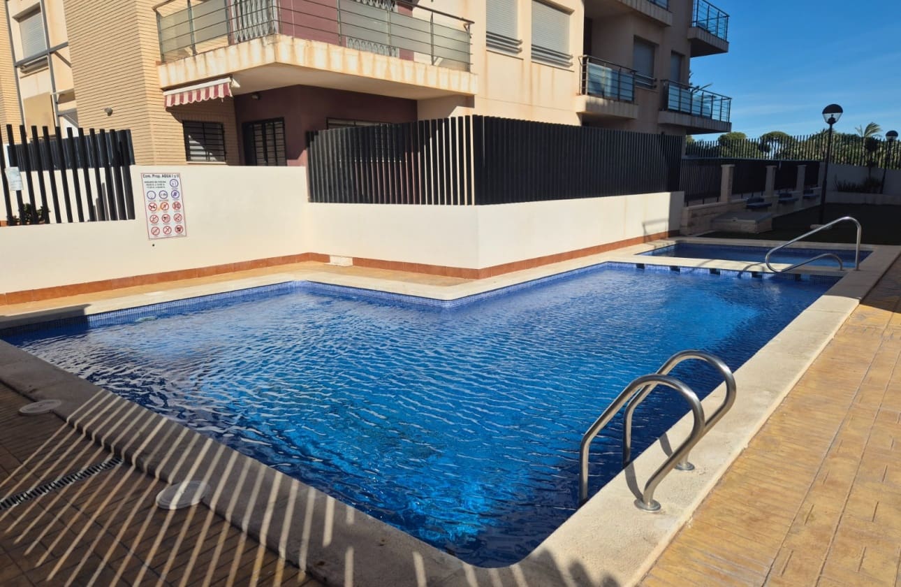 2 slaapkamer Penthouse te koop in Punta Prima met zwembad garage - € 250.000 (Ref: 9613089)