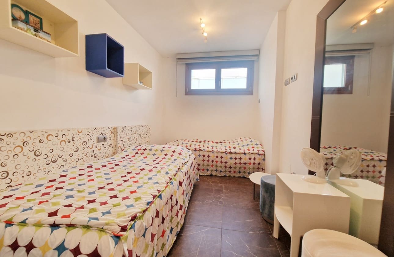 4 makuuhuone Omakotitalo myytävänä paikassa Guardamar del Segura mukana uima-altaan - 595 000 € (Ref: 9613092)