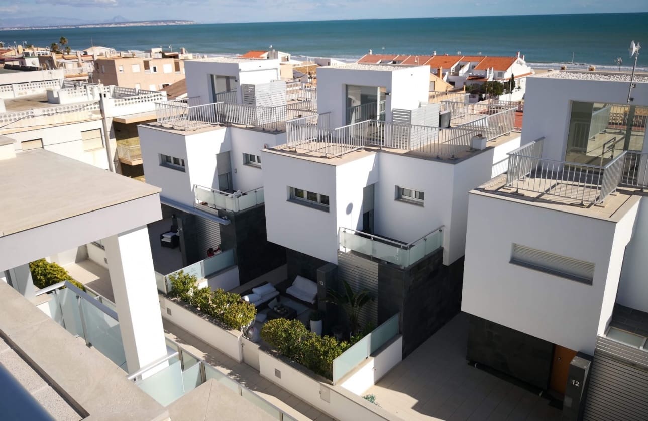 4 makuuhuone Omakotitalo myytävänä paikassa Guardamar del Segura mukana uima-altaan - 595 000 € (Ref: 9613092)