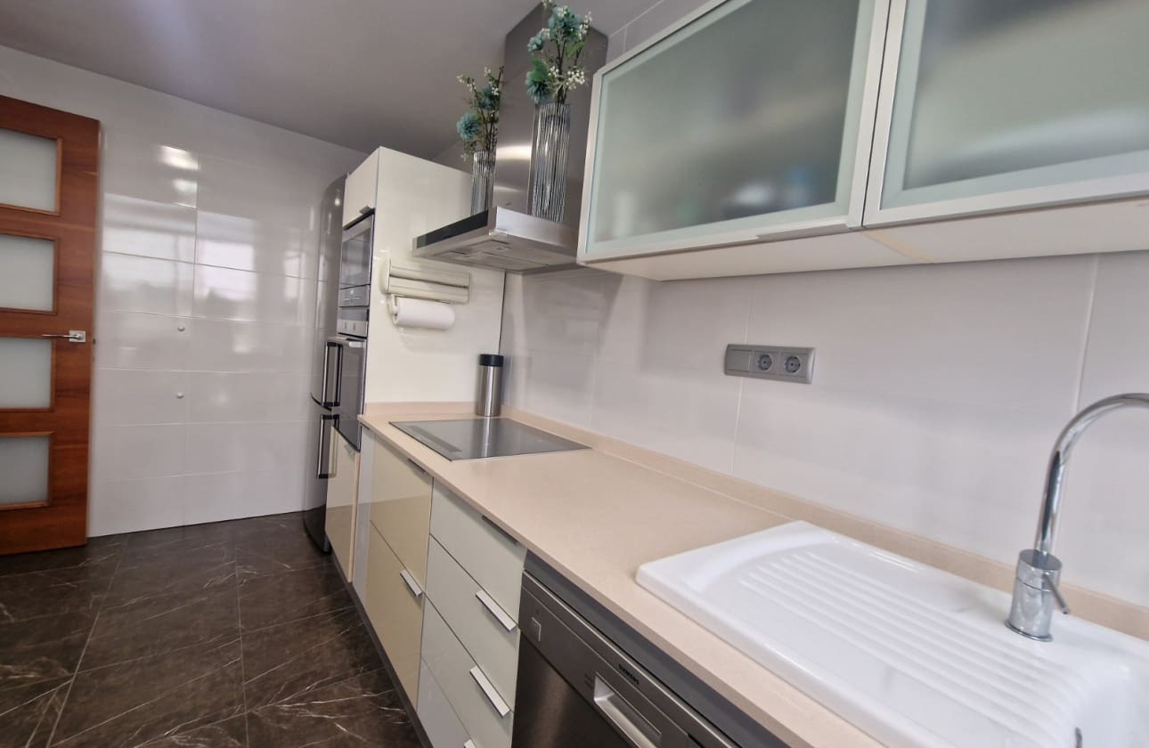 4 makuuhuone Omakotitalo myytävänä paikassa Guardamar del Segura mukana uima-altaan - 595 000 € (Ref: 9613092)