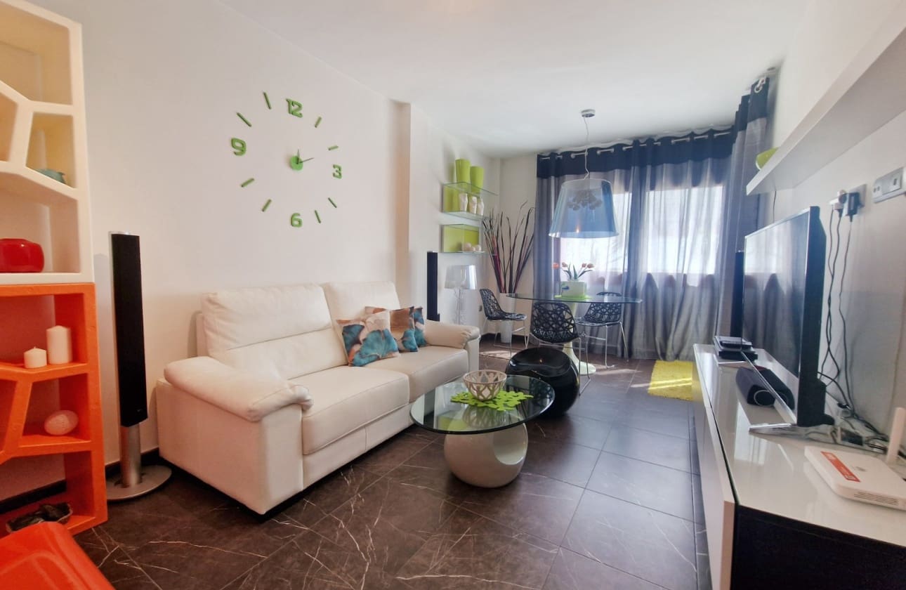 4 makuuhuone Omakotitalo myytävänä paikassa Guardamar del Segura mukana uima-altaan - 595 000 € (Ref: 9613092)