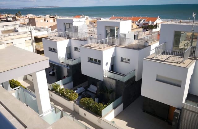 4 makuuhuone Omakotitalo myytävänä paikassa Guardamar Playa, Guardamar del Segura mukana uima-altaan - 595 000 € (Ref: 9613092)