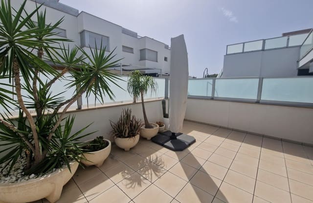 4 makuuhuone Omakotitalo myytävänä paikassa Guardamar Playa, Guardamar del Segura mukana uima-altaan - 595 000 € (Ref: 9613092)