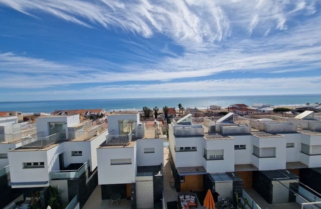 4 makuuhuone Omakotitalo myytävänä paikassa Guardamar Playa, Guardamar del Segura mukana uima-altaan - 595 000 € (Ref: 9613092)