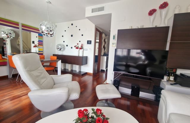 4 makuuhuone Omakotitalo myytävänä paikassa Guardamar Playa, Guardamar del Segura mukana uima-altaan - 595 000 € (Ref: 9613092)