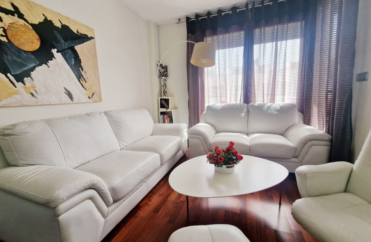 4 makuuhuone Omakotitalo myytävänä paikassa Guardamar del Segura mukana uima-altaan - 595 000 € (Ref: 9613092)