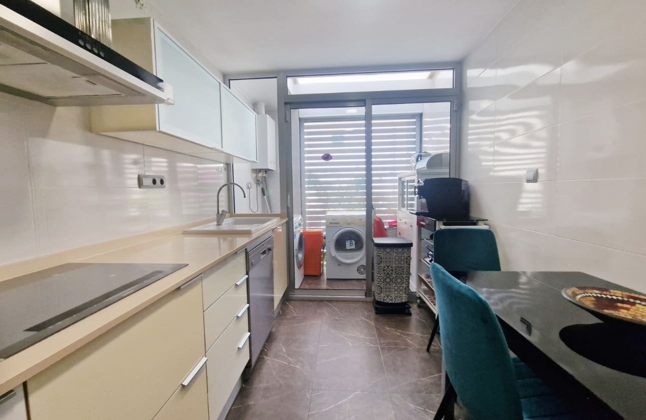 4 makuuhuone Omakotitalo myytävänä paikassa Guardamar del Segura mukana uima-altaan - 595 000 € (Ref: 9613092)