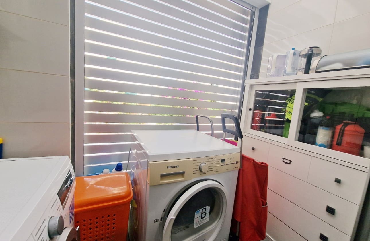 4 makuuhuone Omakotitalo myytävänä paikassa Guardamar del Segura mukana uima-altaan - 595 000 € (Ref: 9613092)