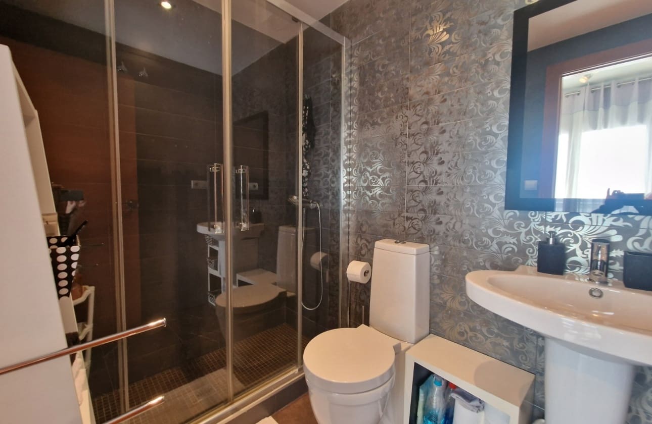 4 makuuhuone Omakotitalo myytävänä paikassa Guardamar del Segura mukana uima-altaan - 595 000 € (Ref: 9613092)