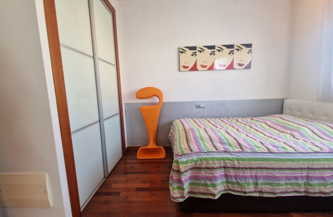 4 makuuhuone Omakotitalo myytävänä paikassa Guardamar del Segura mukana uima-altaan - 595 000 € (Ref: 9613092)