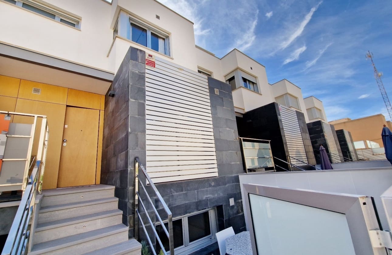 4 makuuhuone Omakotitalo myytävänä paikassa Guardamar del Segura mukana uima-altaan - 595 000 € (Ref: 9613092)