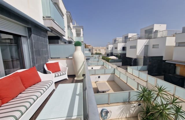 4 makuuhuone Omakotitalo myytävänä paikassa Guardamar Playa, Guardamar del Segura mukana uima-altaan - 595 000 € (Ref: 9613092)