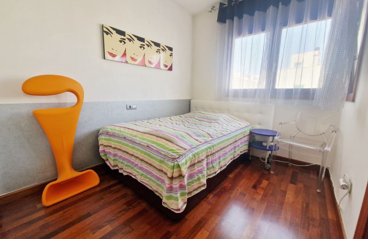 4 makuuhuone Omakotitalo myytävänä paikassa Guardamar del Segura mukana uima-altaan - 595 000 € (Ref: 9613092)