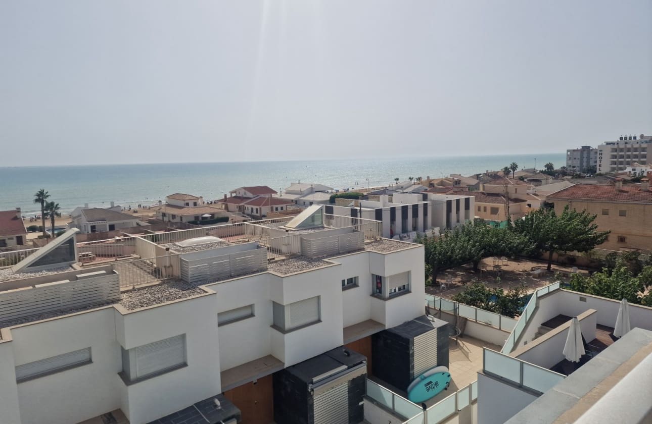 4 makuuhuone Omakotitalo myytävänä paikassa Guardamar del Segura mukana uima-altaan - 595 000 € (Ref: 9613092)