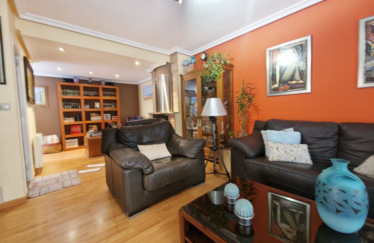 4 bedroom Villa for sale in Guardamar del Segura with pool - € 385,000 (Ref: 9613093)