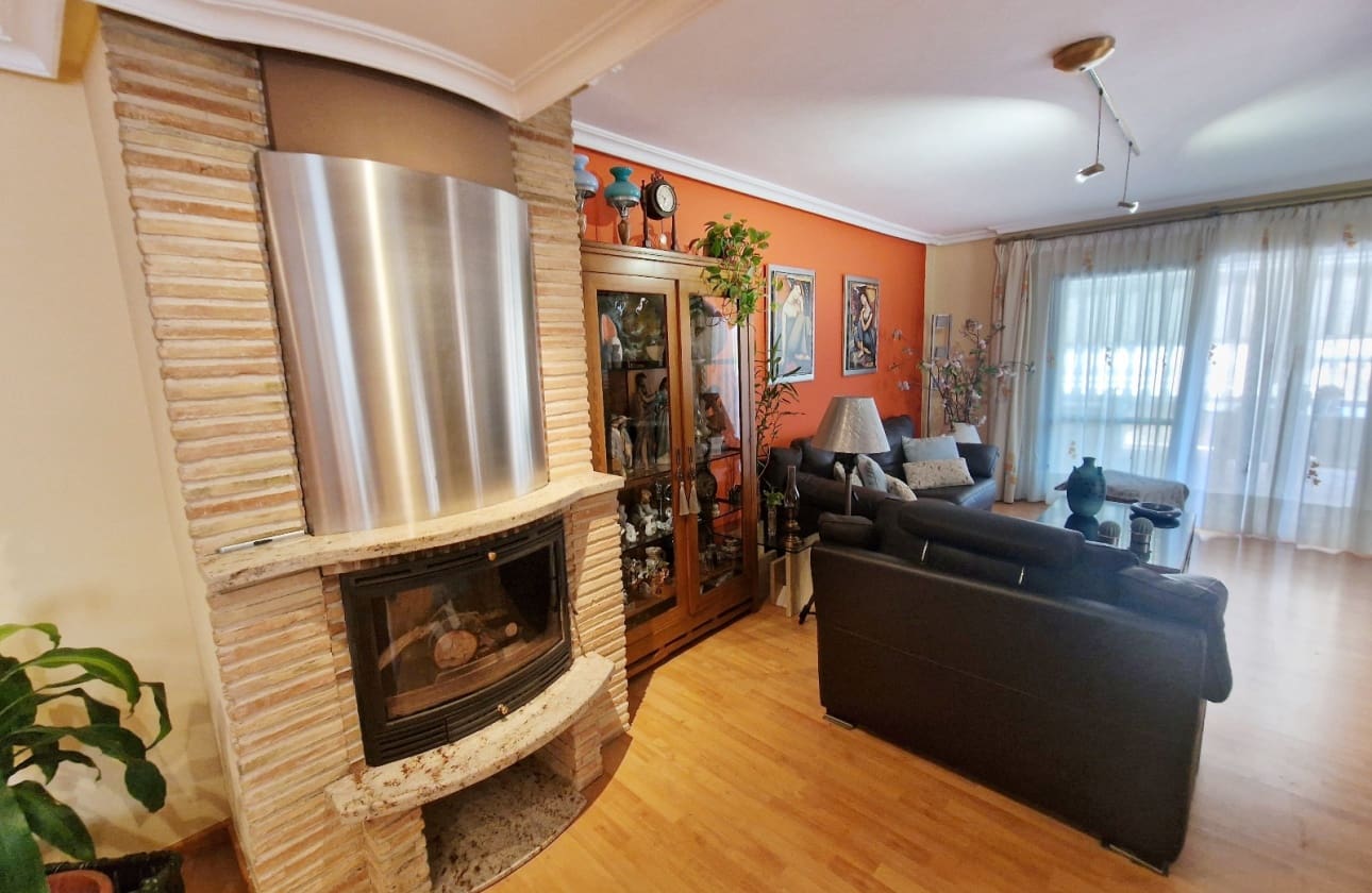 4 bedroom Villa for sale in Guardamar del Segura with pool - € 385,000 (Ref: 9613093)