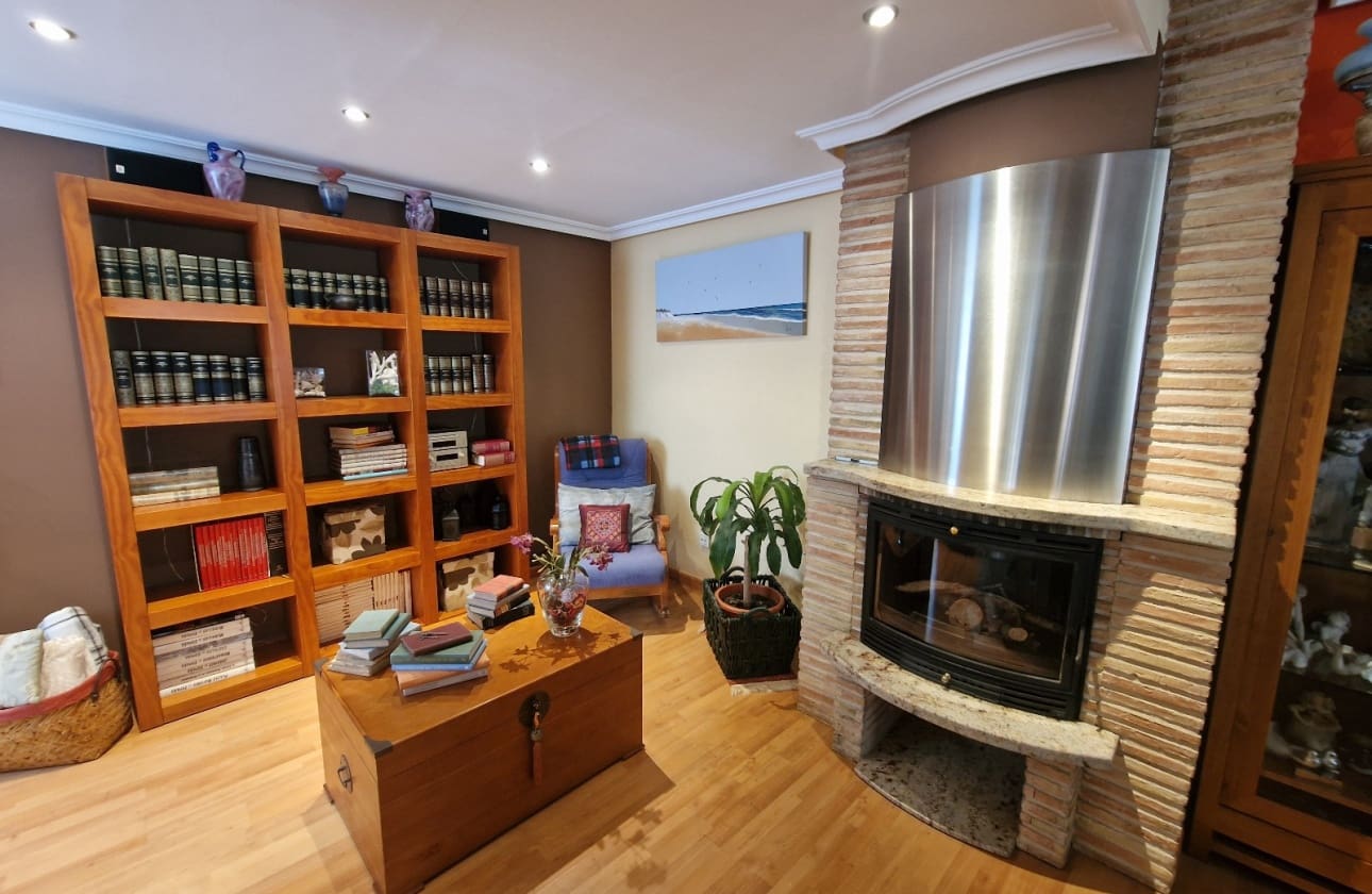 4 bedroom Villa for sale in Guardamar del Segura with pool - € 385,000 (Ref: 9613093)