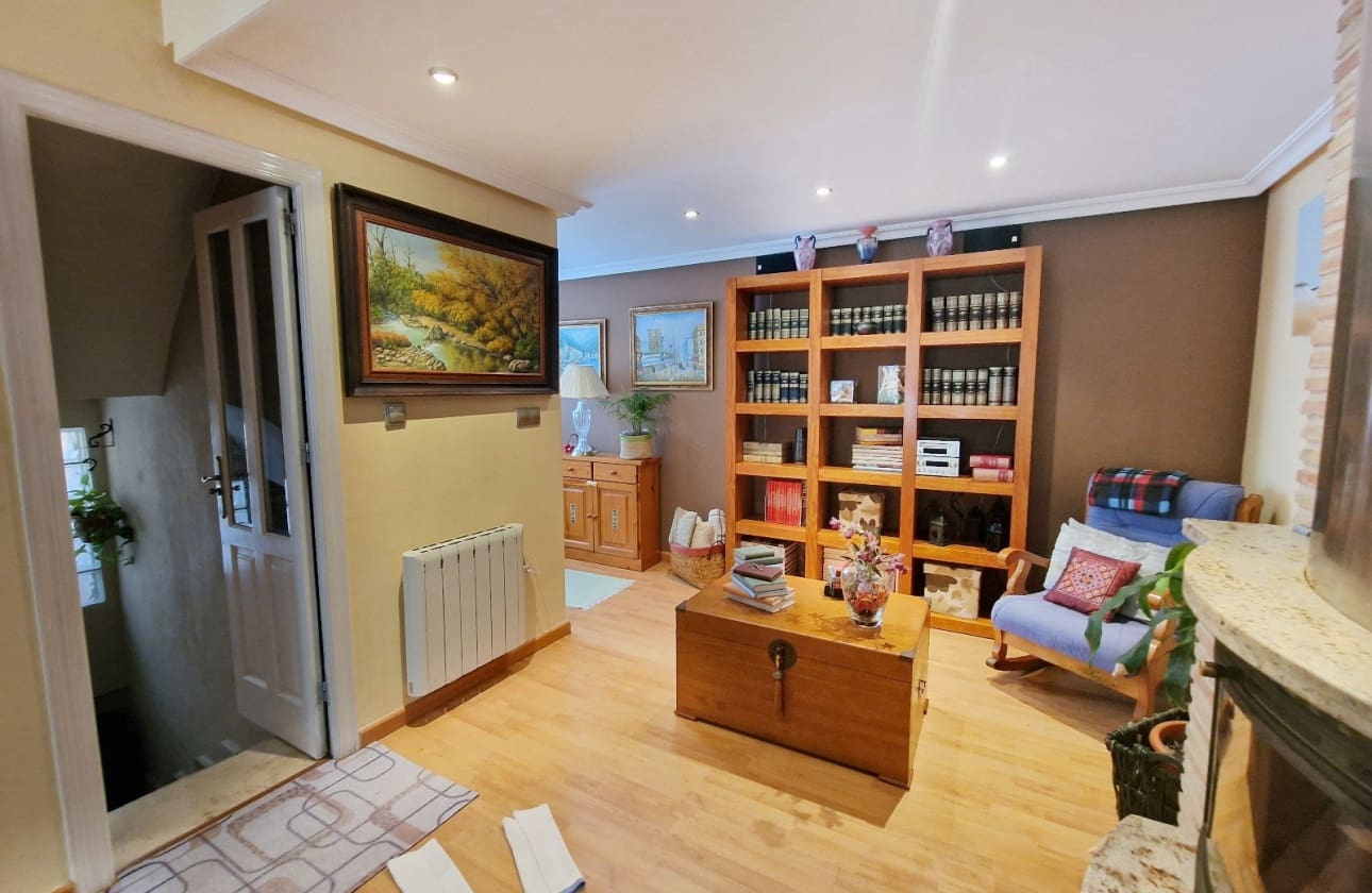 4 bedroom Villa for sale in Guardamar del Segura with pool - € 385,000 (Ref: 9613093)