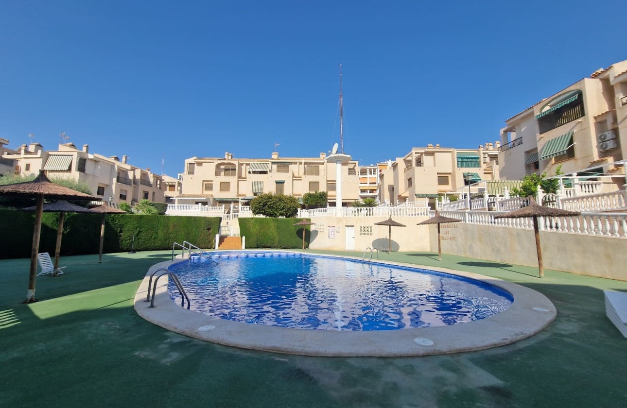 4 bedroom Villa for sale in Guardamar del Segura with pool - € 385,000 (Ref: 9613093)