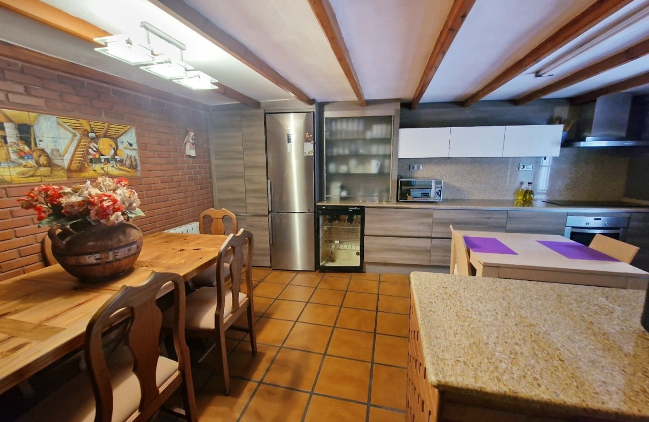 4 bedroom Villa for sale in Guardamar del Segura with pool - € 385,000 (Ref: 9613093)