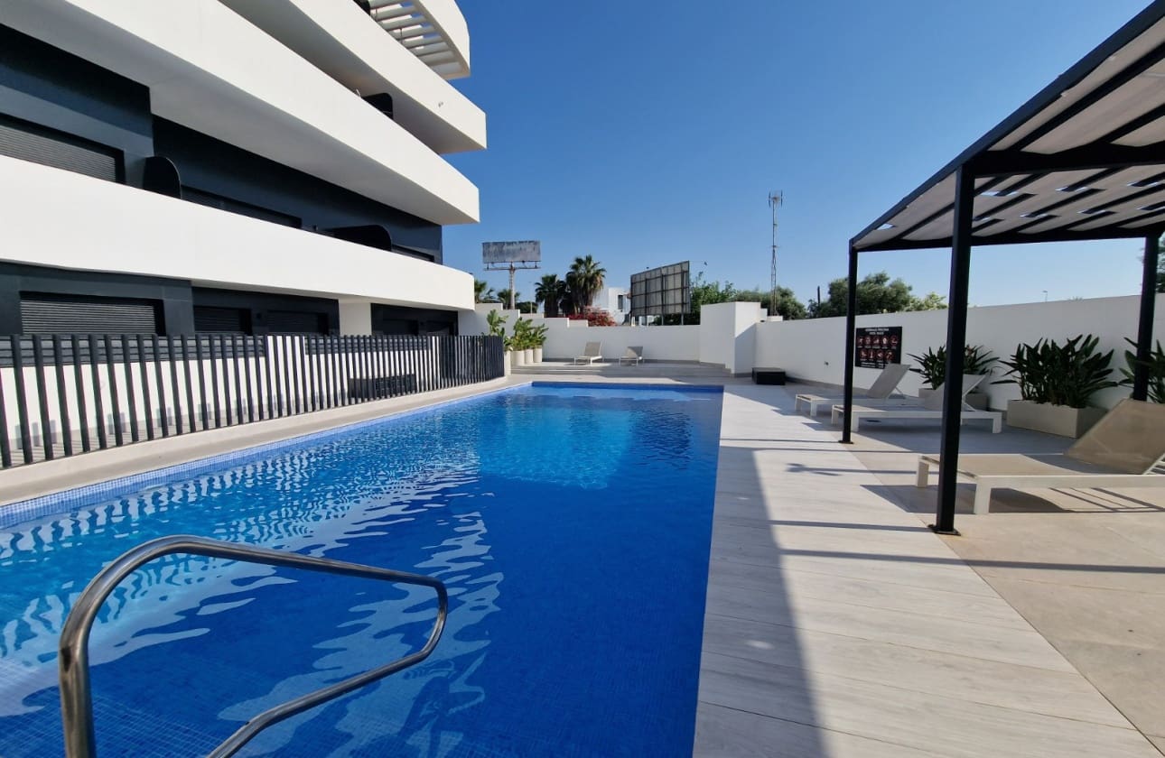 Chalet de 4 habitaciones en Guardamar del Segura en venta con piscina garaje - 595.000 € (Ref: 9613095)