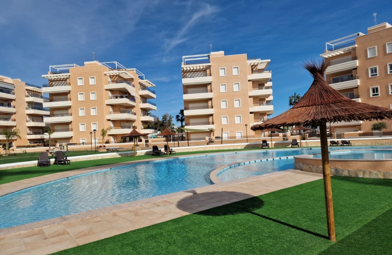 3 bedroom Apartment for sale in Guardamar del Segura with pool - € 264,900 (Ref: 9613097)