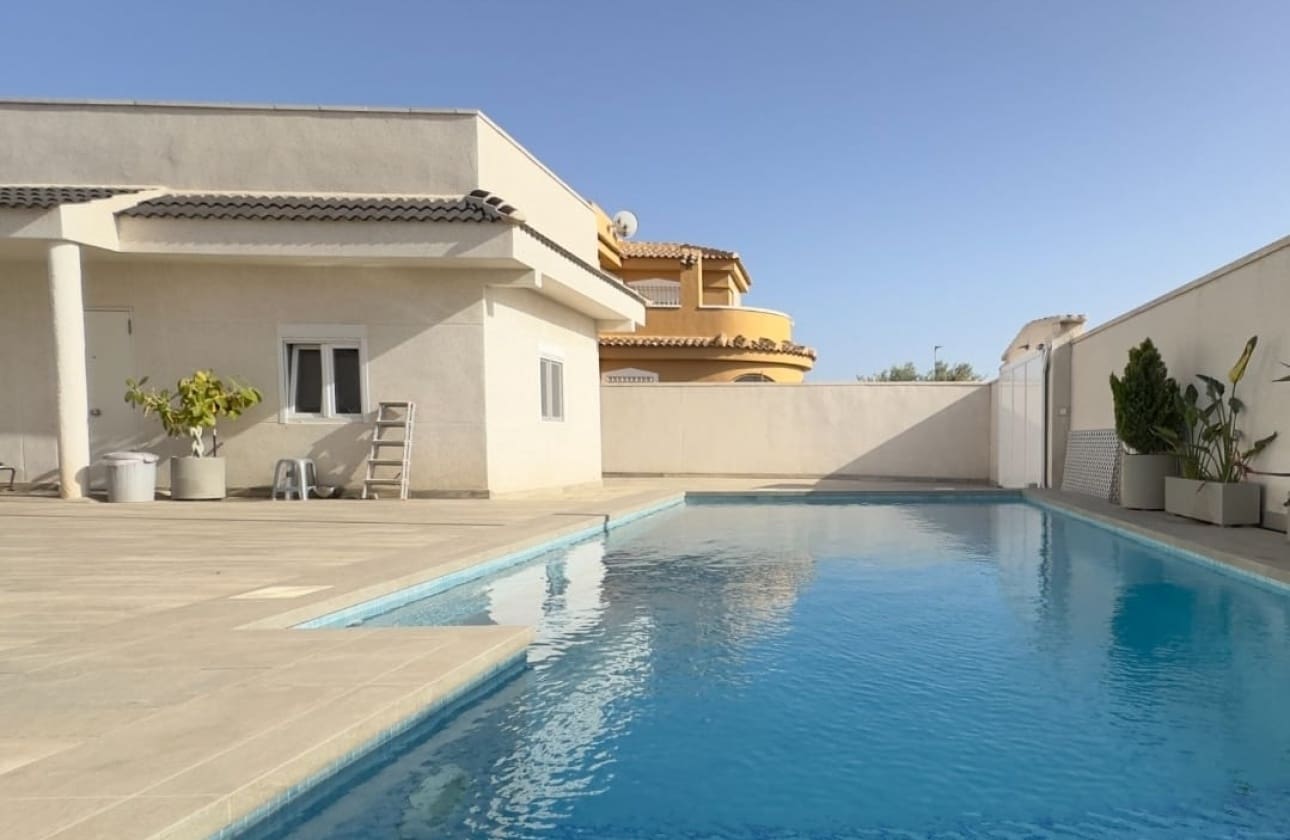 4 makuuhuone Huvila myytävänä paikassa Lo Pepin mukana uima-altaan - 450 000 € (Ref: 9613098)