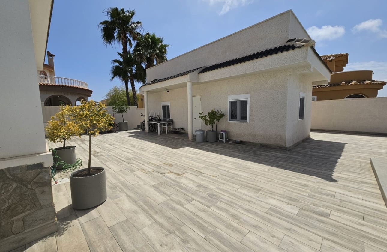 4 makuuhuone Huvila myytävänä paikassa Lo Pepin mukana uima-altaan - 450 000 € (Ref: 9613098)