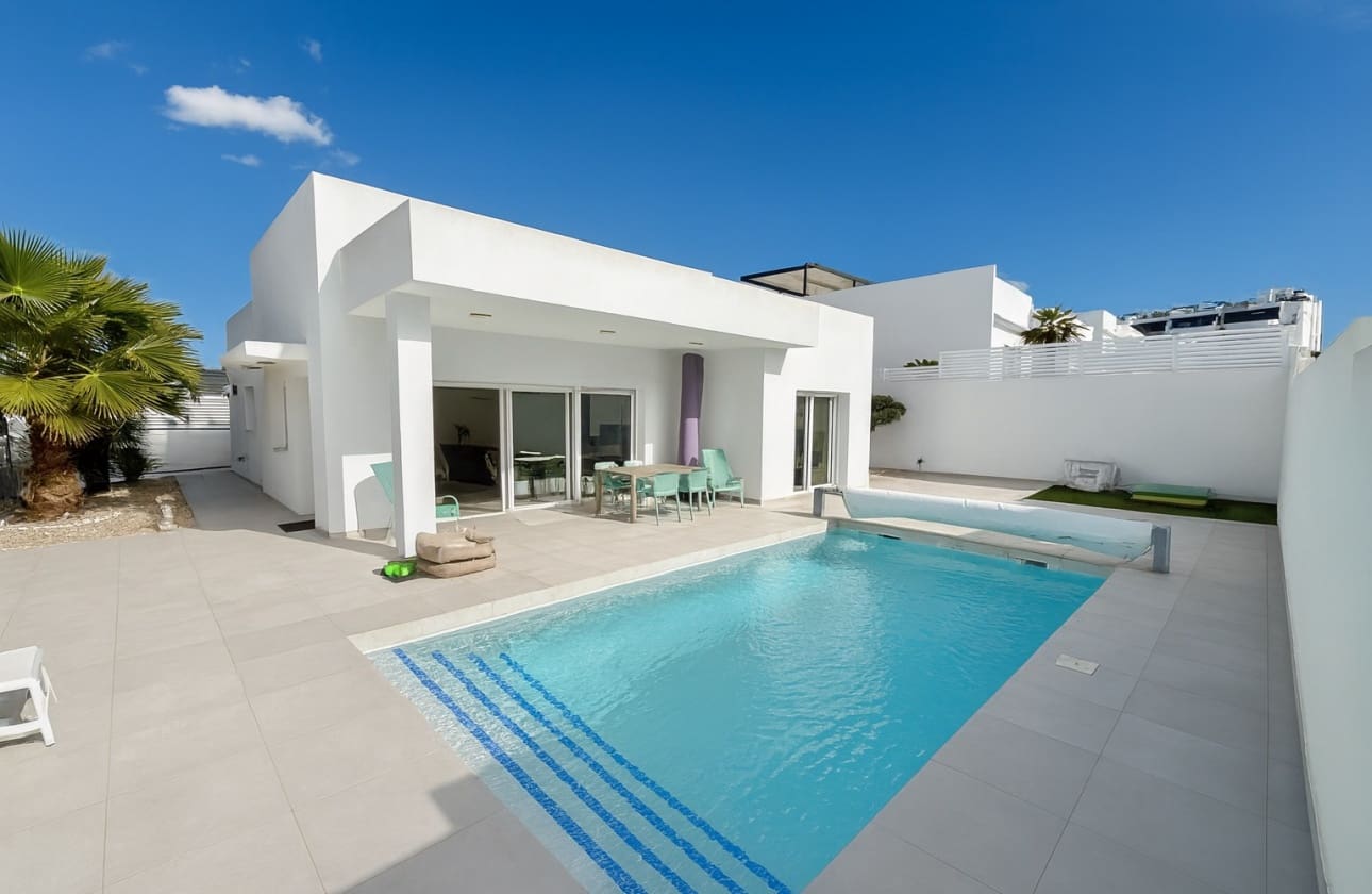 3 bedroom Villa for sale in Benijofar - € 569,500 (Ref: 9622106)