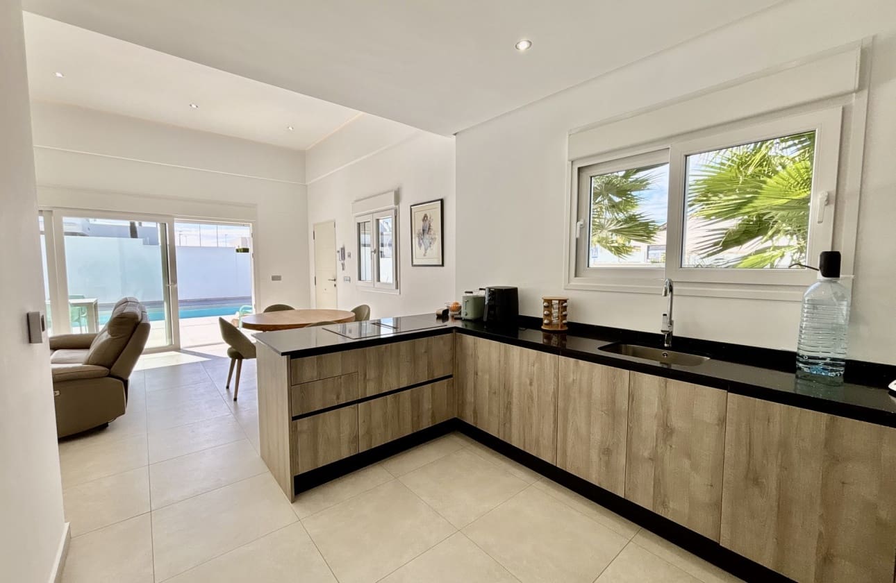 3 bedroom Villa for sale in Benijofar - € 569,500 (Ref: 9622106)