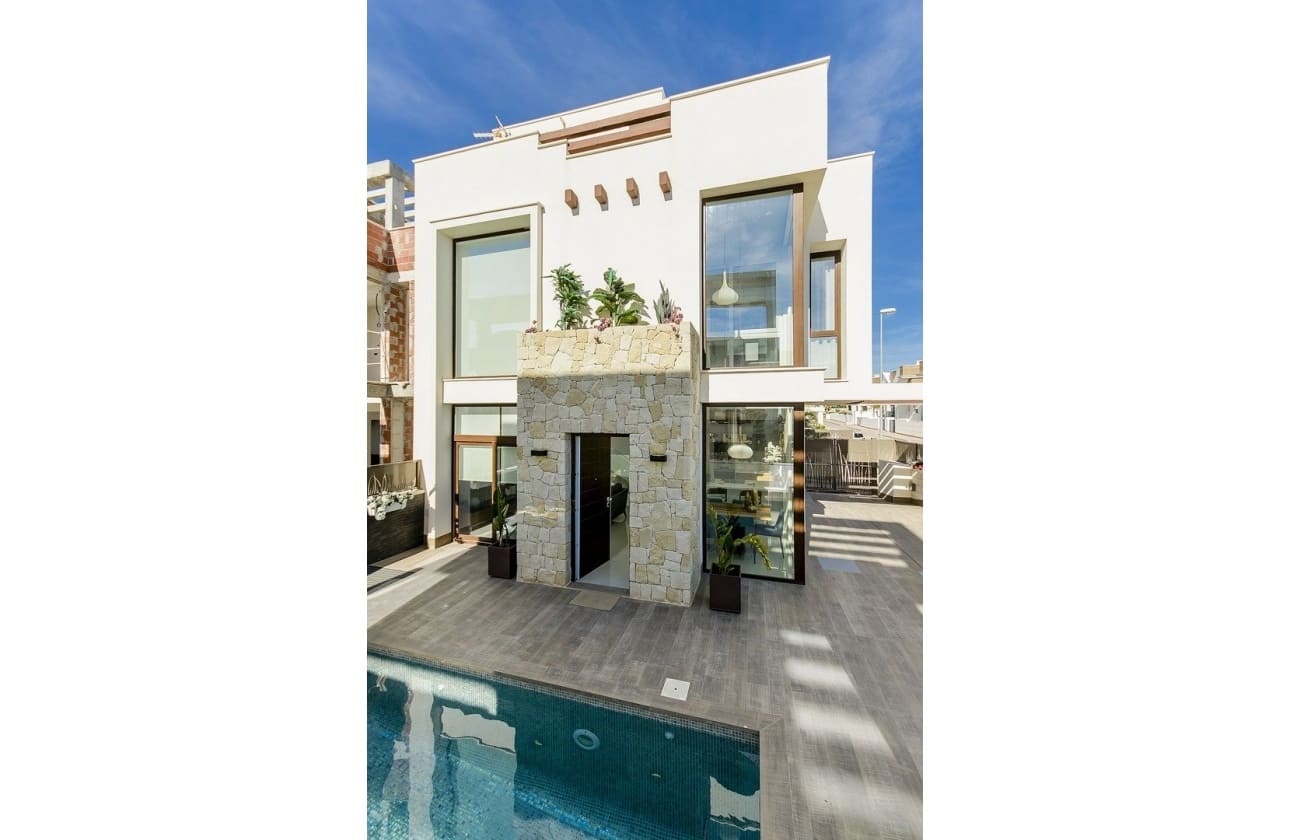 Chalet de 3 habitaciones en Los Montesinos en venta con piscina - 485.000 € (Ref: 9631485)