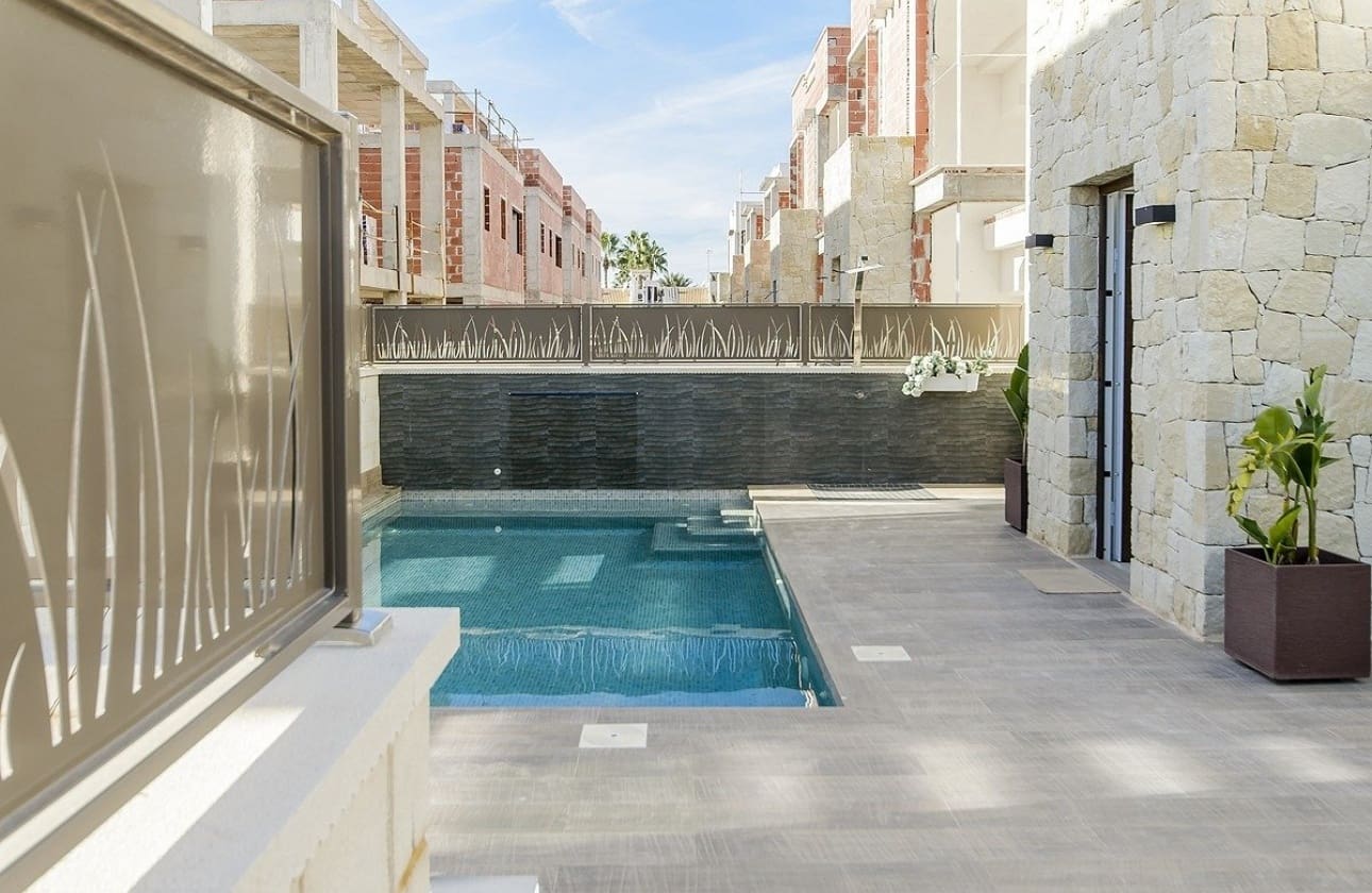 Chalet de 3 habitaciones en Los Montesinos en venta con piscina - 485.000 € (Ref: 9631485)