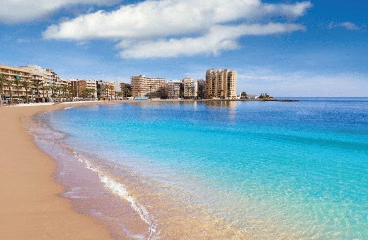 2 makuuhuone Kattohuoneisto myytävänä paikassa Torrevieja mukana uima-altaan - 412 000 € (Ref: 9635229)