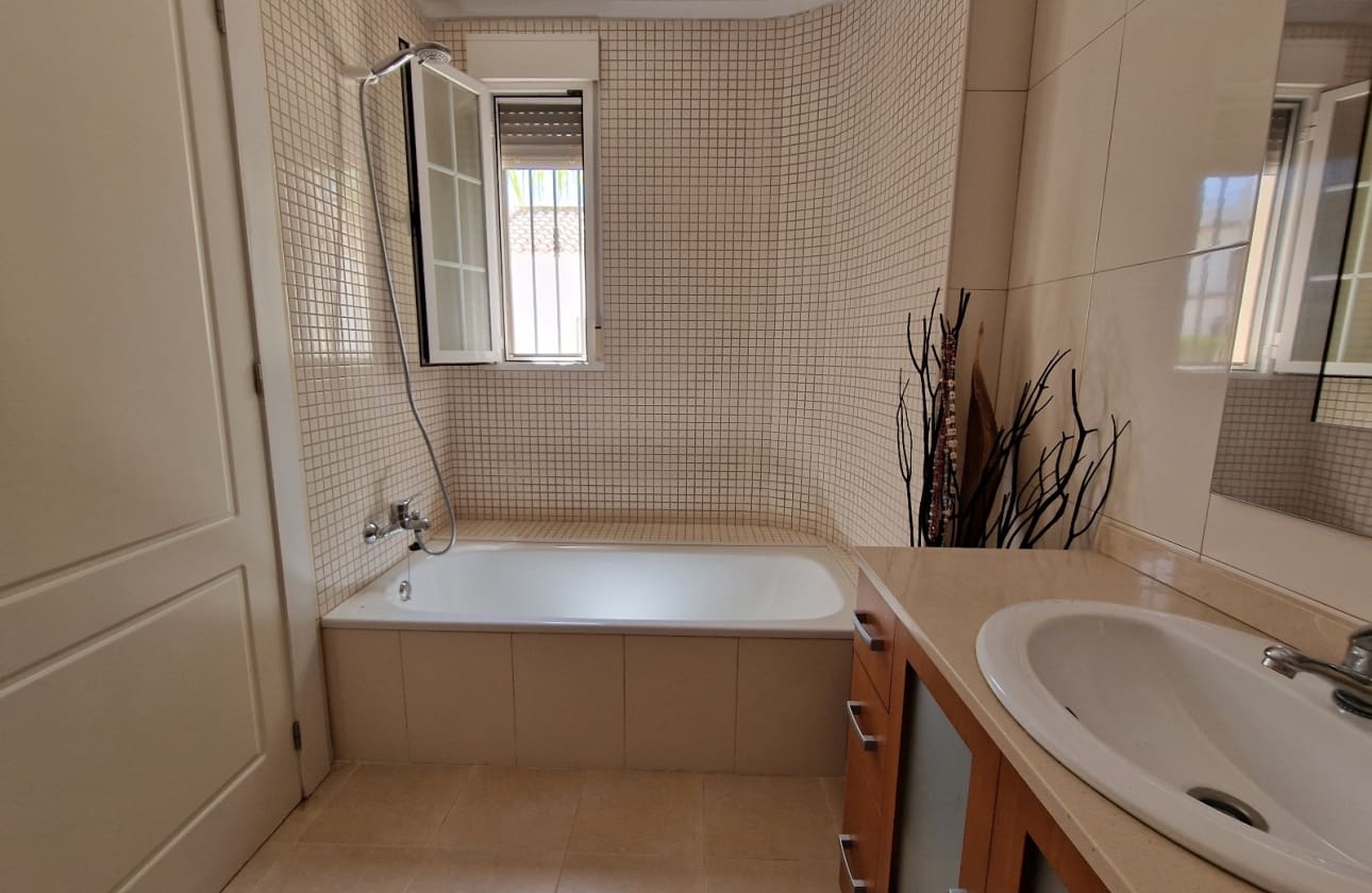 4 makuuhuone Huvila myytävänä paikassa San Fulgencio mukana uima-altaan - 549 000 € (Ref: 9656568)