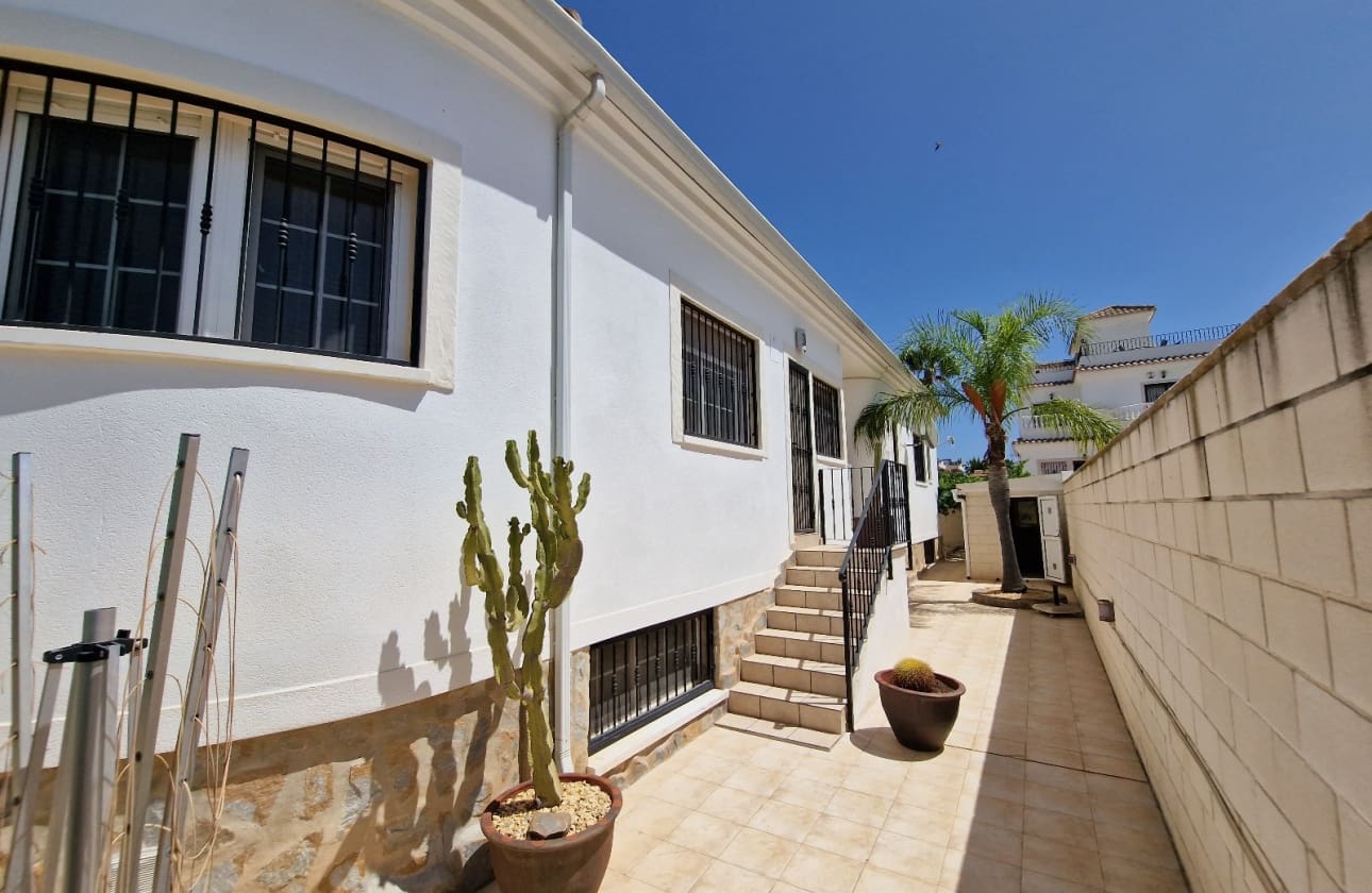 4 makuuhuone Huvila myytävänä paikassa San Fulgencio mukana uima-altaan - 549 000 € (Ref: 9656568)