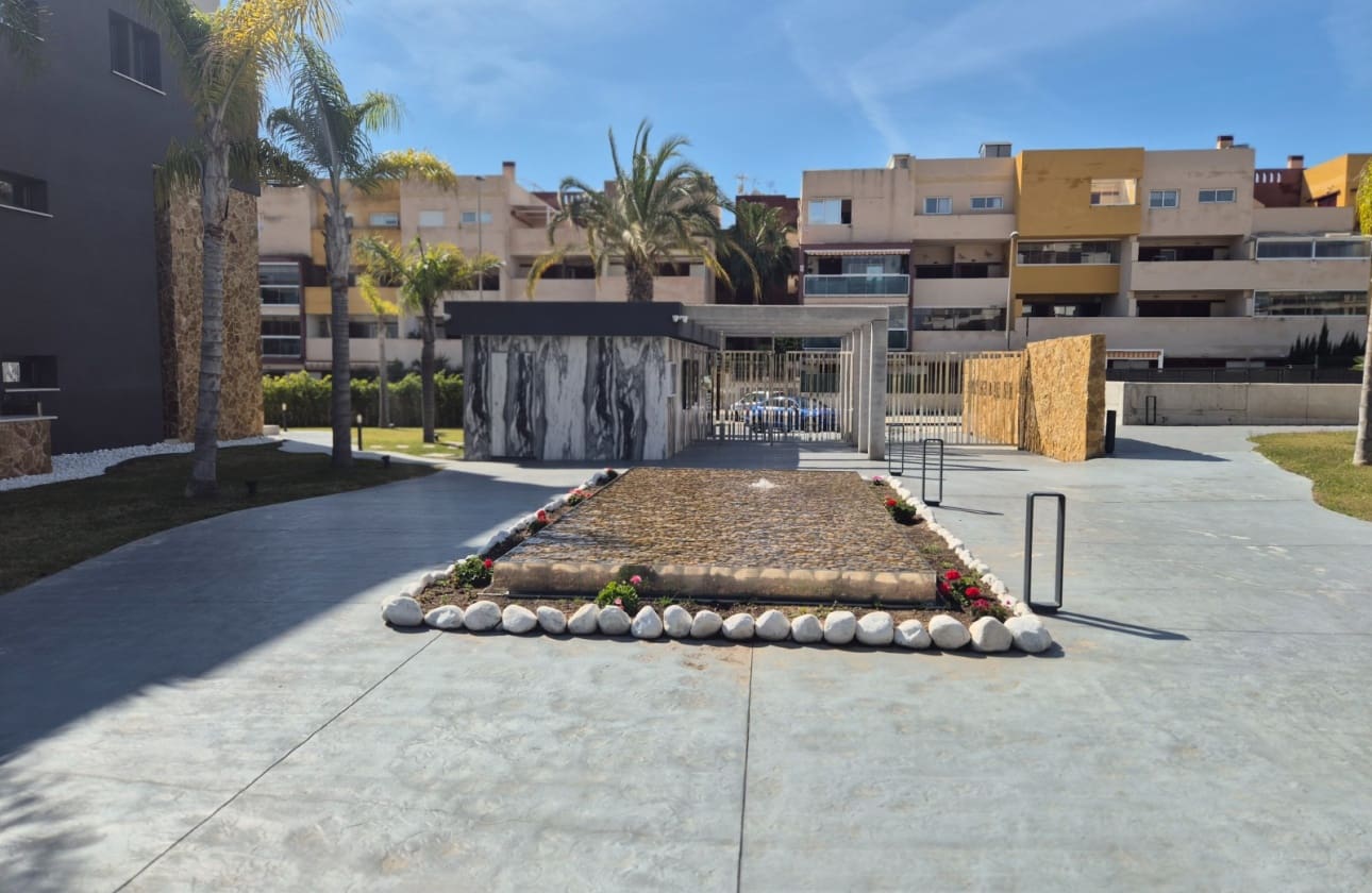 2 slaapkamer Penthouse te koop in Playa Flamenca met zwembad garage - € 549.000 (Ref: 9676522)