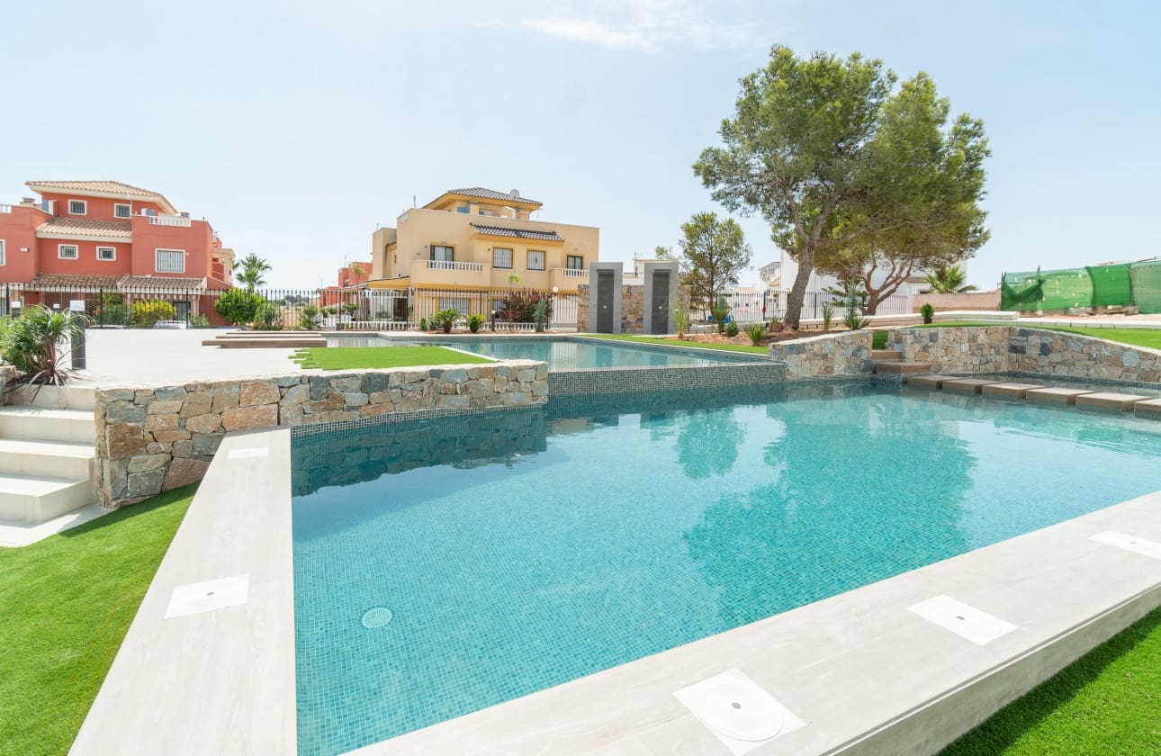 3 makuuhuone Bungalow myytävänä paikassa Torrevieja mukana uima-altaan - 300 000 € (Ref: 9693159)